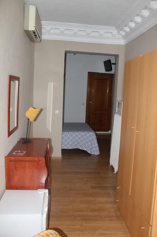 Hostal Trevinca Madrid Exteriör bild