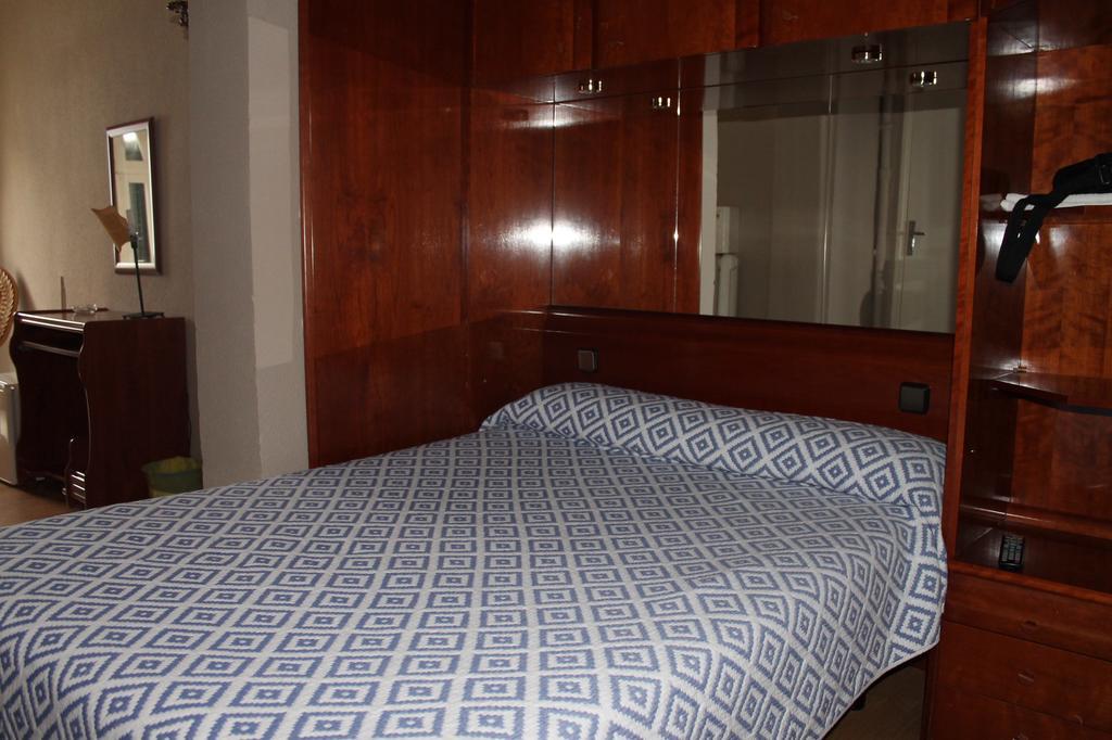 Hostal Trevinca Madrid Exteriör bild