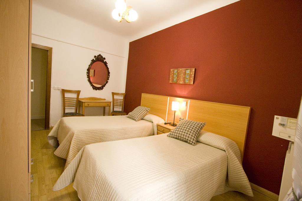 Hostal Trevinca Madrid Exteriör bild