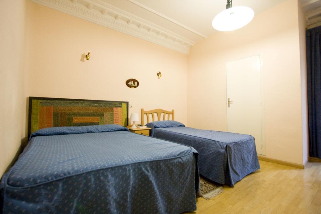 Hostal Trevinca Madrid Exteriör bild