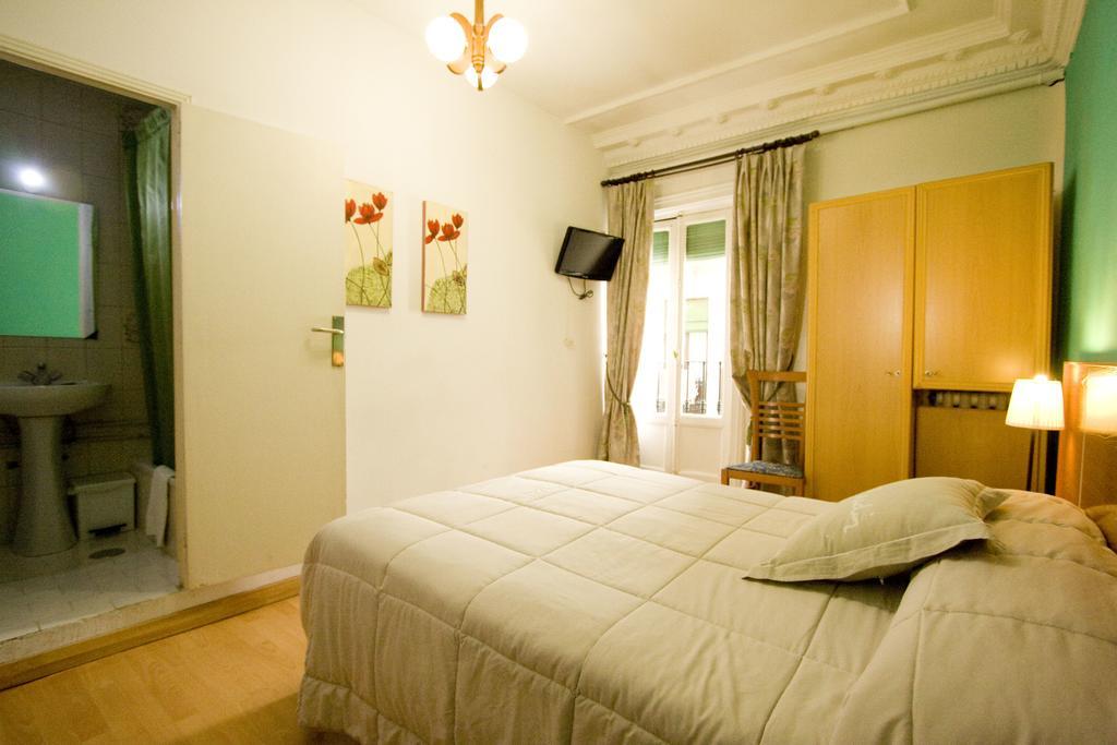 Hostal Trevinca Madrid Exteriör bild