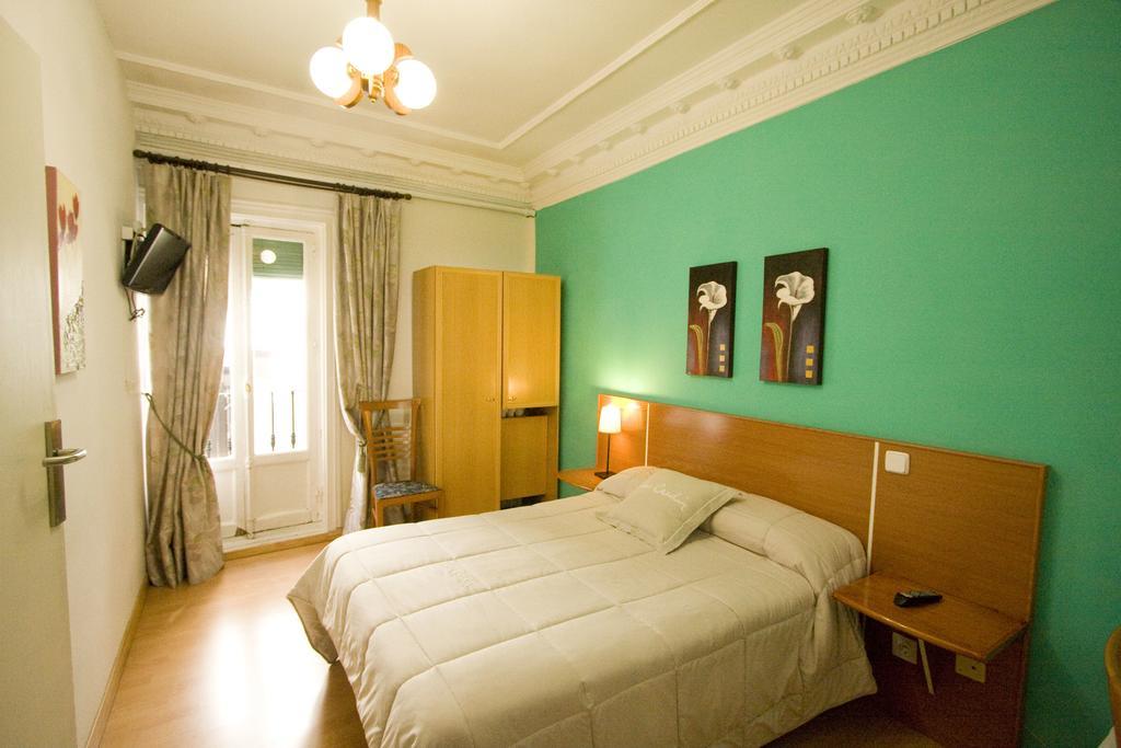 Hostal Trevinca Madrid Exteriör bild