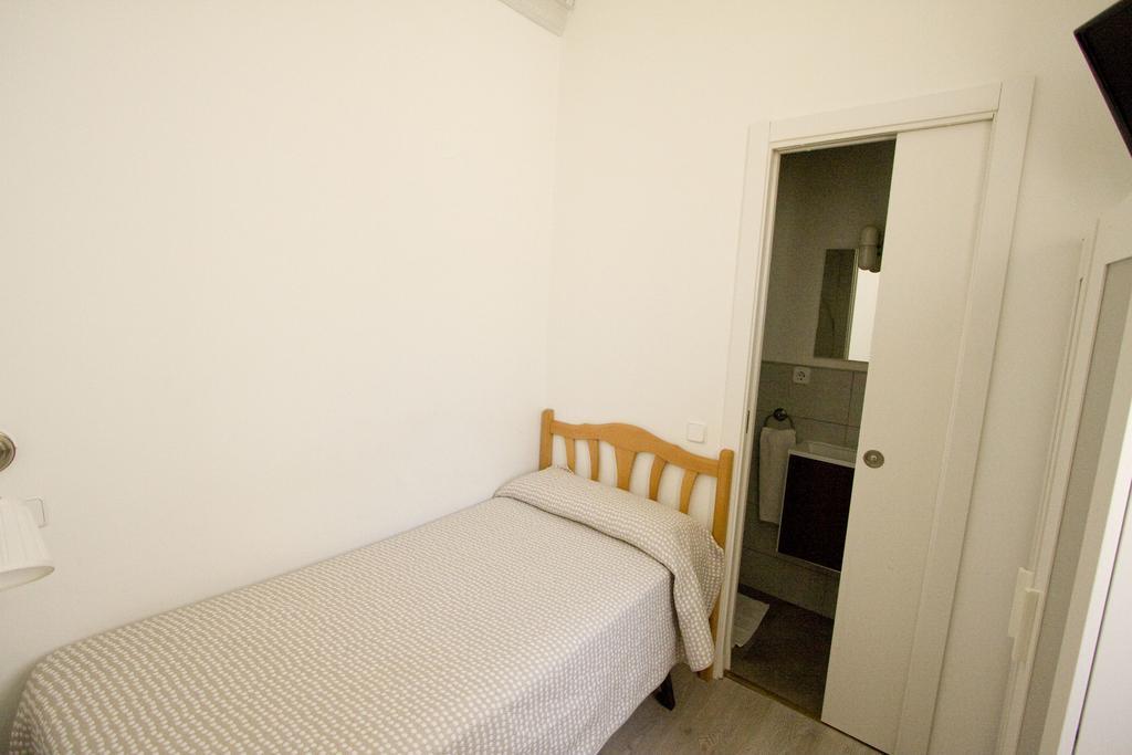 Hostal Trevinca Madrid Exteriör bild