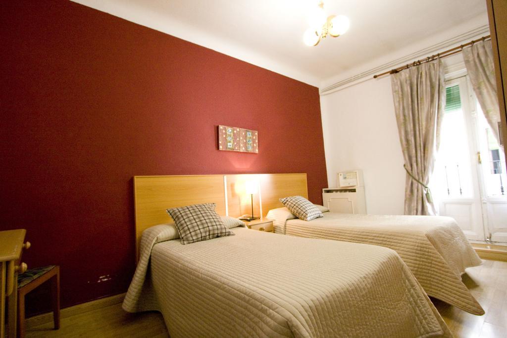 Hostal Trevinca Madrid Exteriör bild