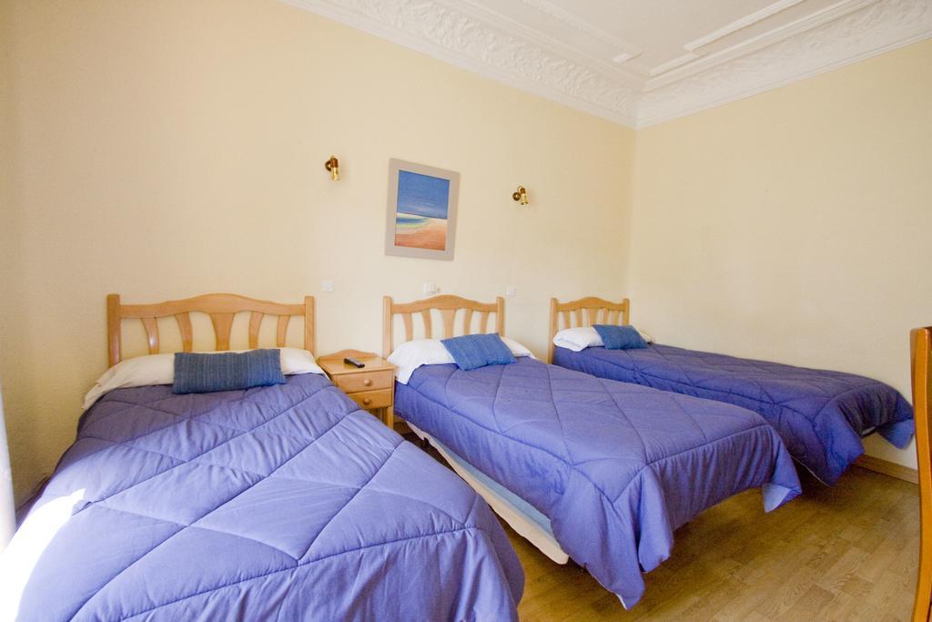 Hostal Trevinca Madrid Exteriör bild