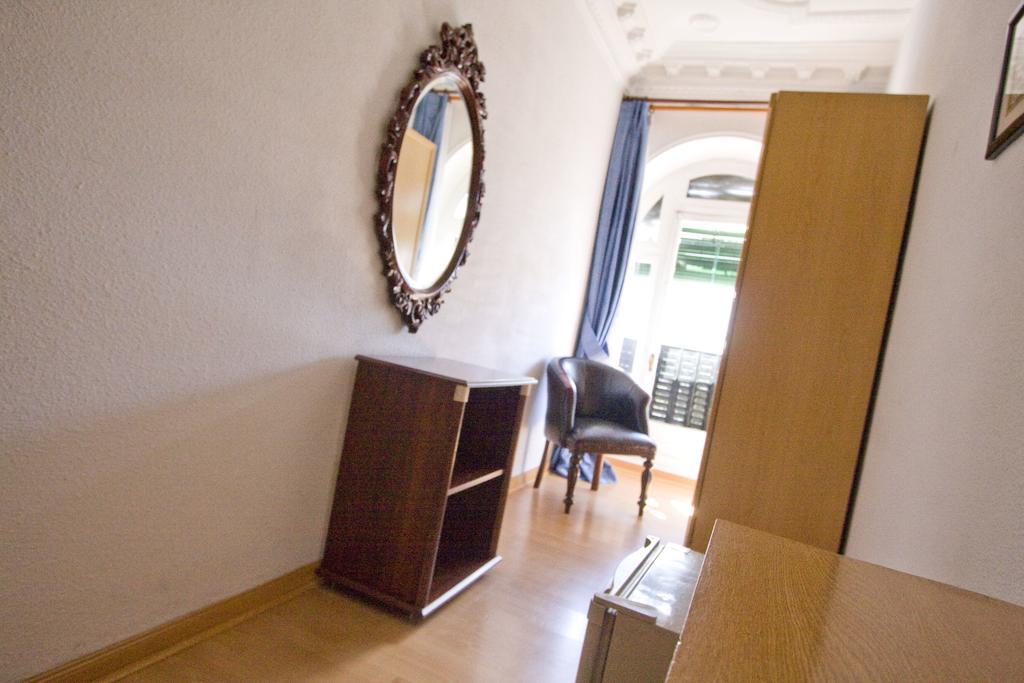 Hostal Trevinca Madrid Exteriör bild