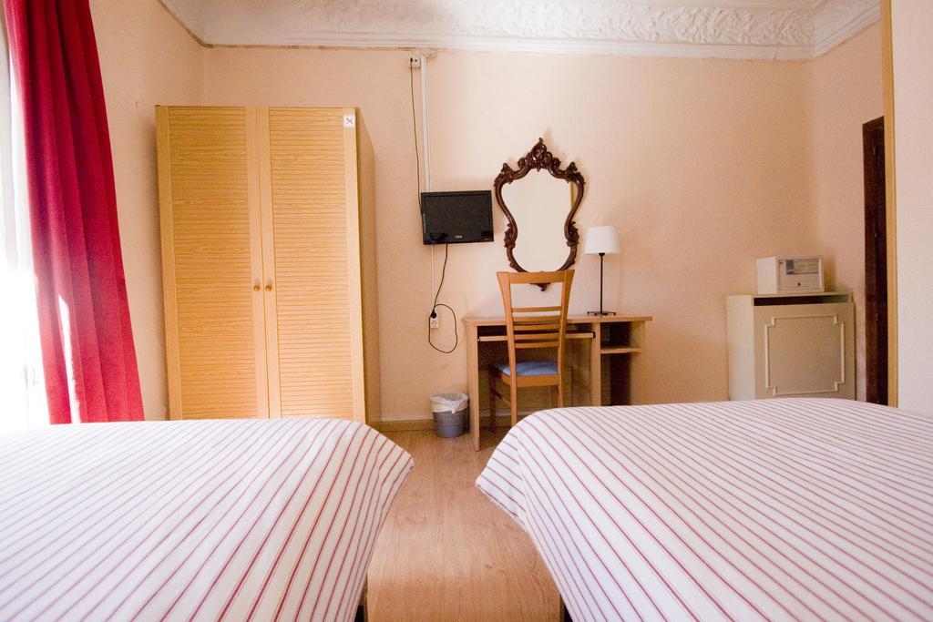 Hostal Trevinca Madrid Exteriör bild