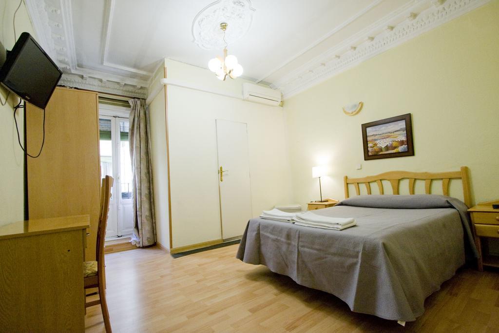 Hostal Trevinca Madrid Exteriör bild