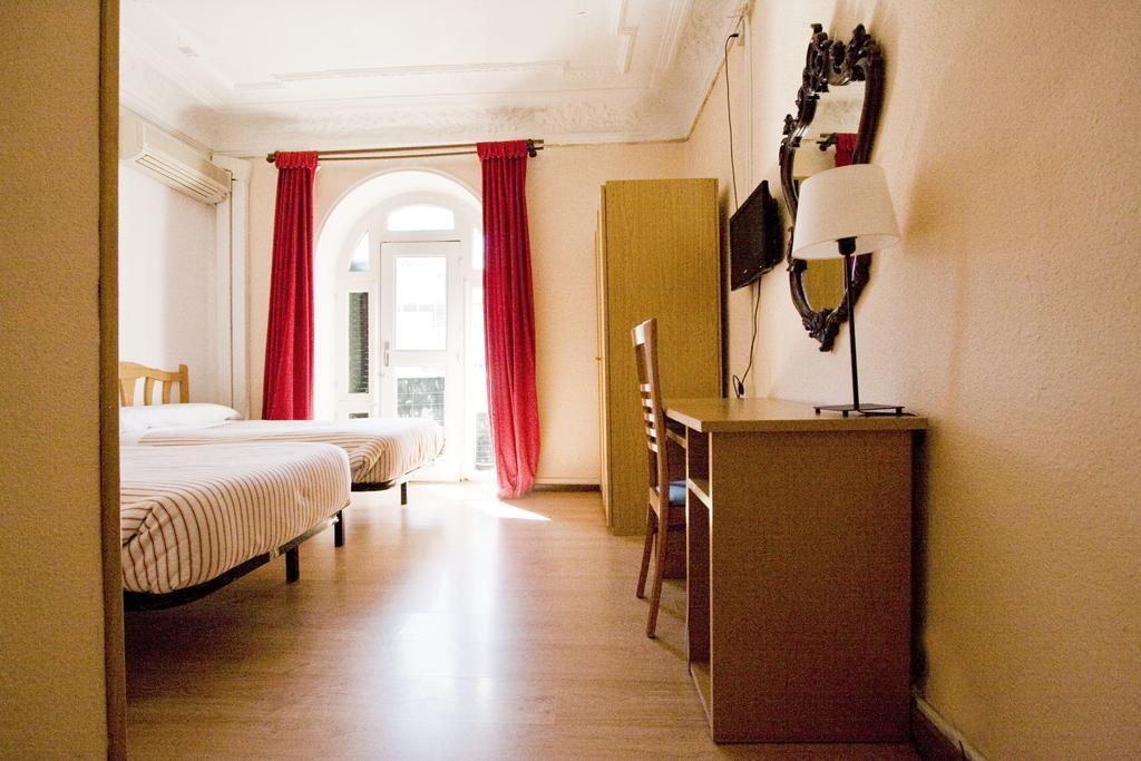Hostal Trevinca Madrid Exteriör bild