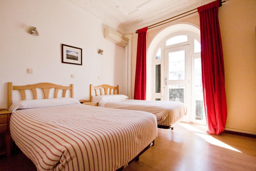 Hostal Trevinca Madrid Exteriör bild