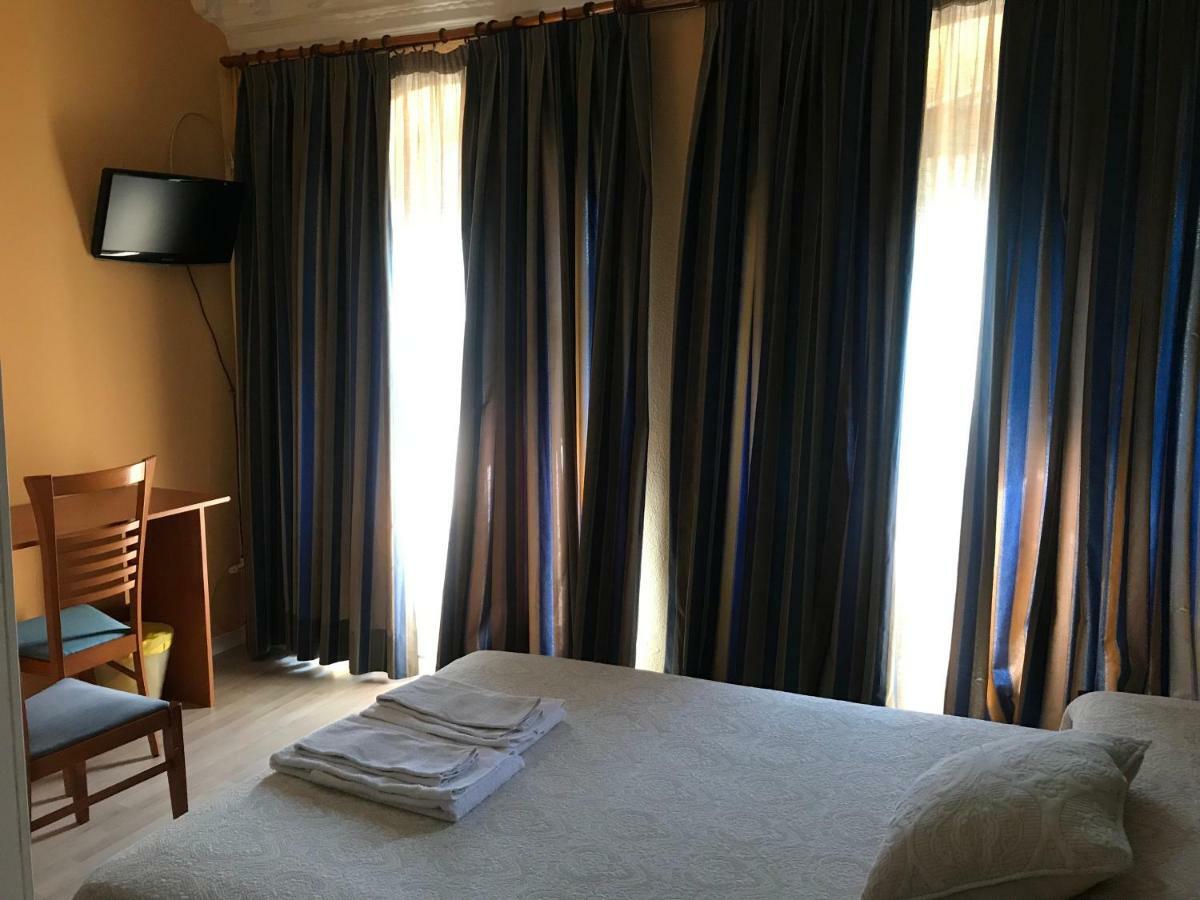 Hostal Trevinca Madrid Exteriör bild