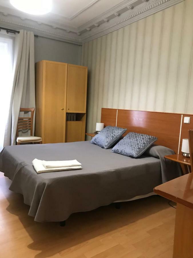 Hostal Trevinca Madrid Exteriör bild