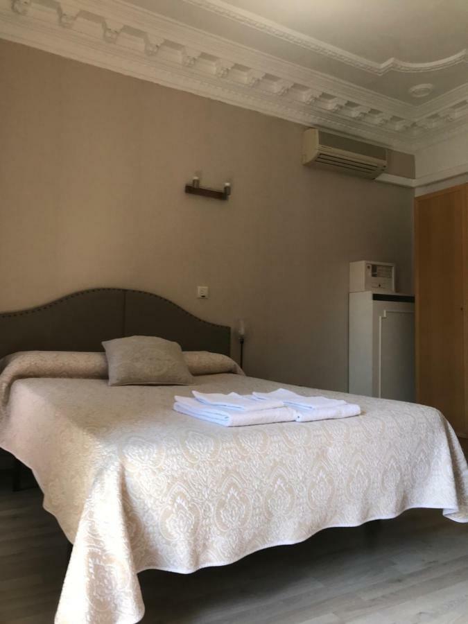 Hostal Trevinca Madrid Exteriör bild