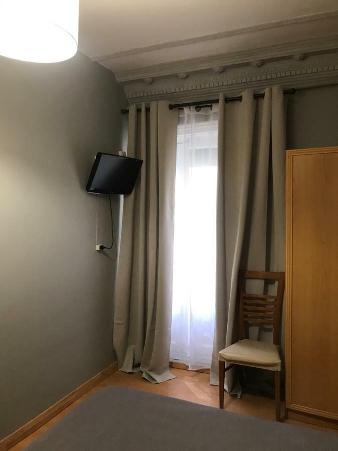 Hostal Trevinca Madrid Exteriör bild